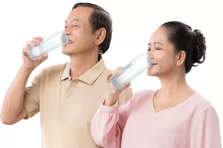 Vai trò của nước sạch trong kiểm soát huyết áp ở người lớn tuổi