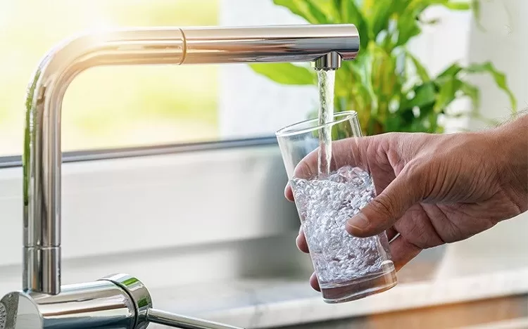 Cơ chế hoạt động của khóa vòi nóng an toàn trên máy lọc nước?